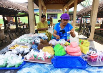 Suasana jual beli di pasar tradisional Indonesia