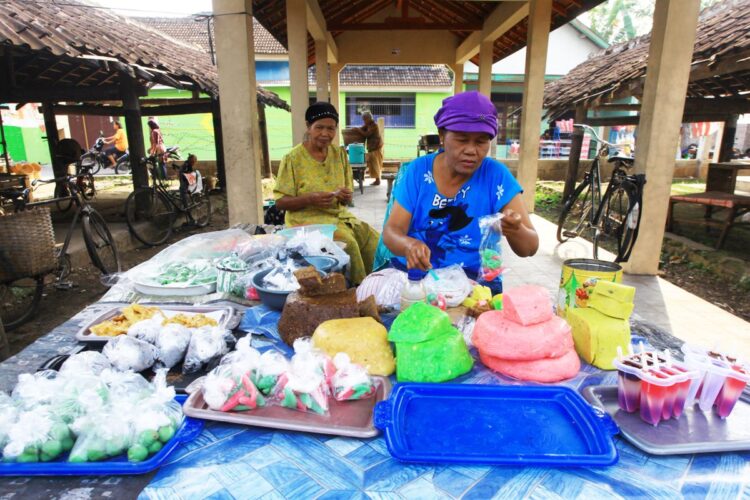 Suasana jual beli di pasar tradisional Indonesia