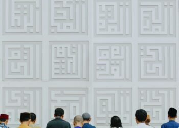 Jamaah muslim Indonesia shalat berjamaah di masjid modern