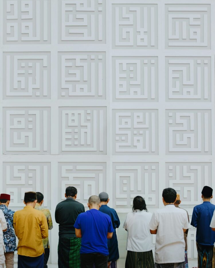 Jamaah muslim Indonesia shalat berjamaah di masjid modern