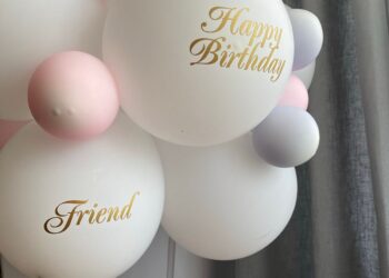 Balon bertuliskan Happy Birthday, ilustrasi hukum merayakan hari besar