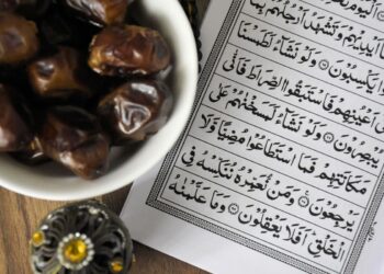 Semangkuk kurma di samping mushaf Al-Quran, ilustrasi puasa Ramadan