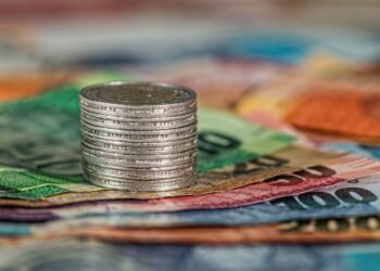 Tumpukan koin dan uang kertas, ilustrasi hukum riba dalam islam