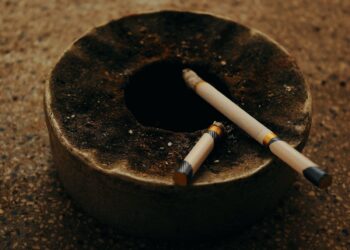 Puntung rokok di atas asbak tua, ilustrasi hukum rokok dalam islam
