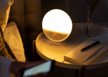 Jam alarm menyala di meja kamar tidur pada pagi hari