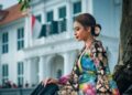 Wanita Indonesia mengenakan kain batik tradisional