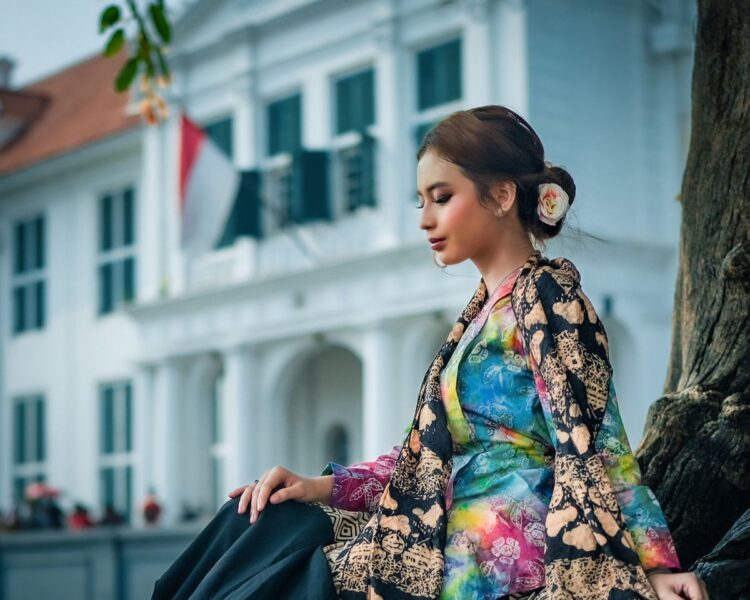Wanita Indonesia mengenakan kain batik tradisional