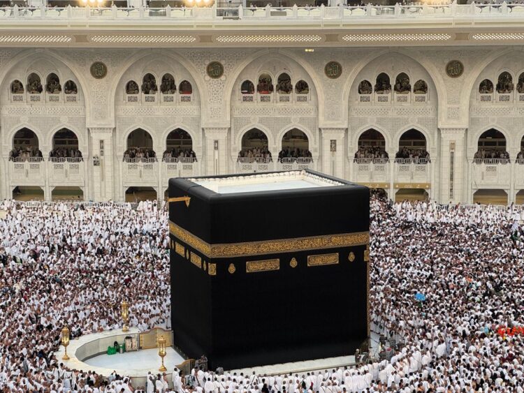 Jamaah umroh mengelilingi Ka'bah di Masjidil Haram, Makkah