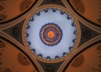 Kubah masjid dengan kaligrafi dan ornamen Islami yang megah, ilustrasi keutamaan 4 bulan haram dalam Islam
