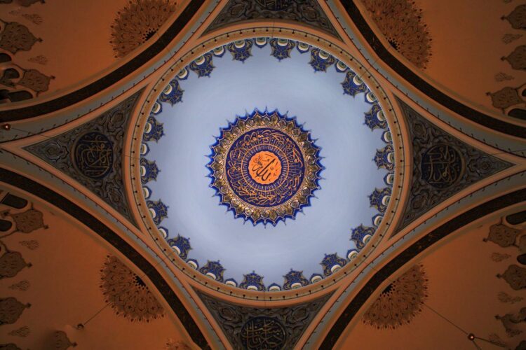 Kubah masjid dengan kaligrafi dan ornamen Islami yang megah, ilustrasi keutamaan 4 bulan haram dalam Islam