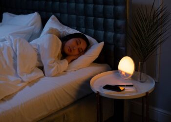 Seorang wanita tidur dengan tenang di malam hari, ilustrasi keutamaan membaca Surat Al-Mulk sebelum tidur