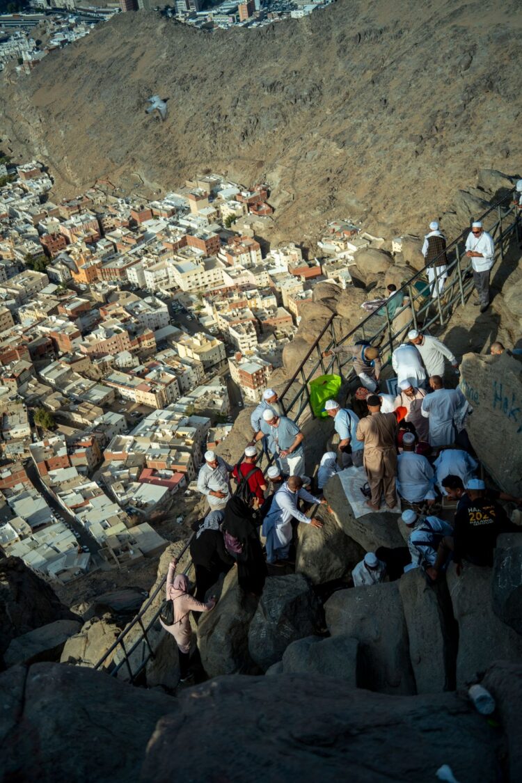 Jamaah haji menaiki tangga batu di Jabal Rahmah, Arafah, ilustrasi keutamaan puasa Arafah