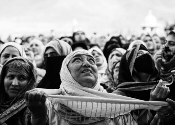 Sekelompok orang menengadahkan wajah dan tangan dalam doa, ilustrasi keutamaan Ayat Seribu Dinar (QS At-Talaq 2-3)