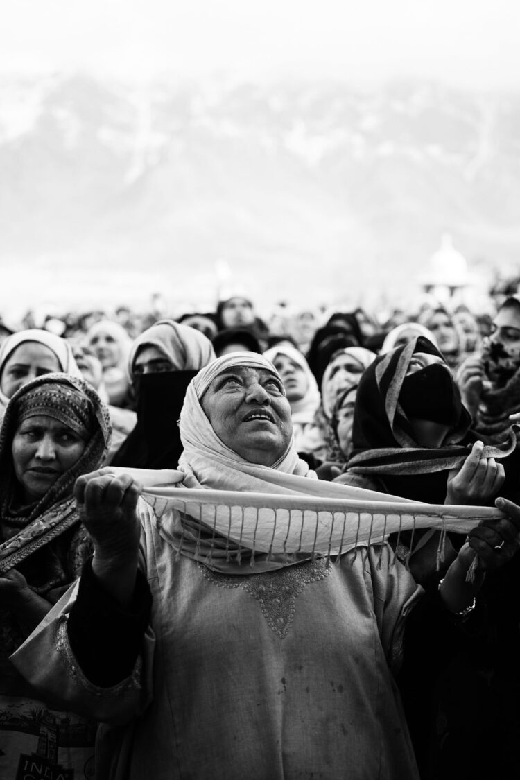 Sekelompok orang menengadahkan wajah dan tangan dalam doa, ilustrasi keutamaan Ayat Seribu Dinar (QS At-Talaq 2-3)