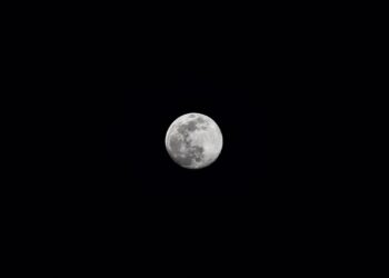 Bulan purnama bersinar terang di langit malam yang gelap, ilustrasi keutamaan puasa Ayyamul Bidh