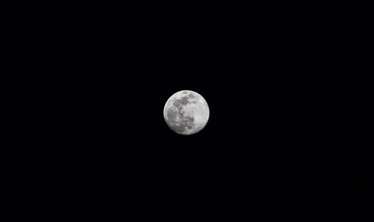 Bulan purnama bersinar terang di langit malam yang gelap, ilustrasi keutamaan puasa Ayyamul Bidh