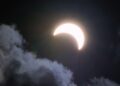 Fenomena langit berupa cahaya bulan sabit di antara awan, ilustrasi pembahasan mitos bulan Safar dalam Islam