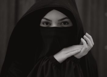 Wanita mengenakan cadar hitam menutup wajah, ilustrasi pembahasan hukum cadar dalam Islam