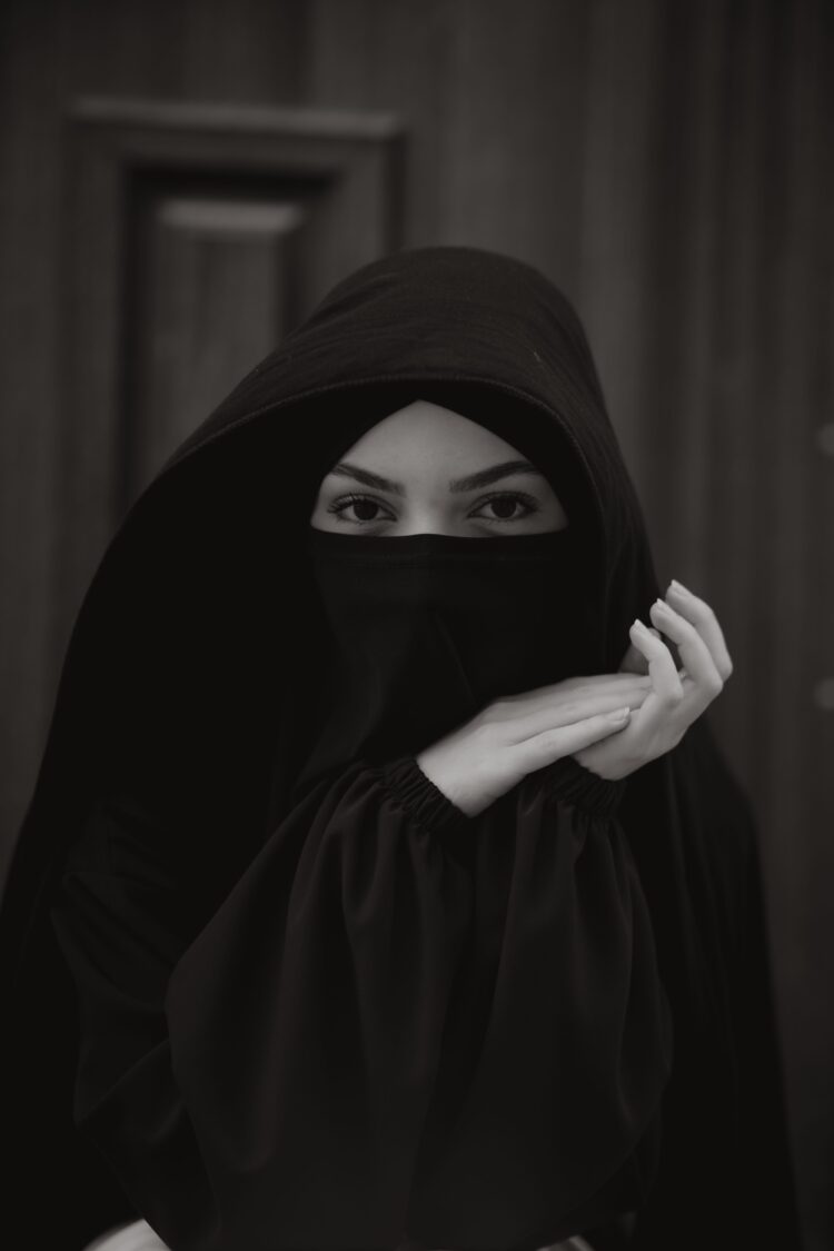 Wanita mengenakan cadar hitam menutup wajah, ilustrasi pembahasan hukum cadar dalam Islam