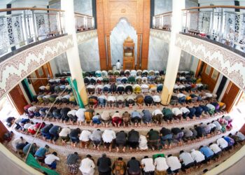Jamaah shalat Jumat berjamaah di dalam masjid, ilustrasi keutamaan hari Jumat sebagai sayyidul ayyam