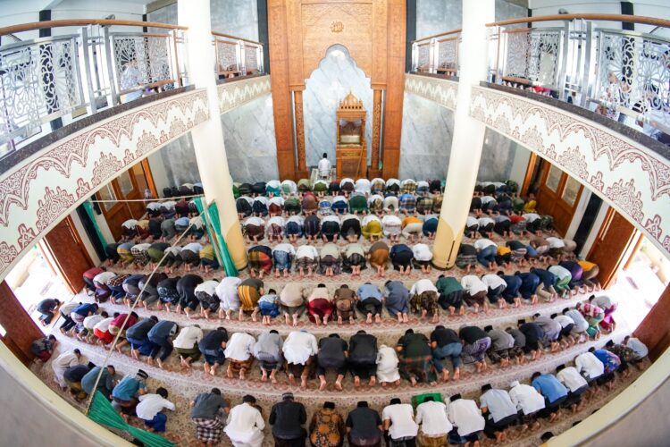 Jamaah shalat Jumat berjamaah di dalam masjid, ilustrasi keutamaan hari Jumat sebagai sayyidul ayyam