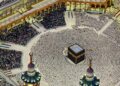 Pemandangan udara Ka'bah dikelilingi jamaah yang shalat berjamaah, ilustrasi keutamaan Hijir Ismail sebagai bagian Ka'bah