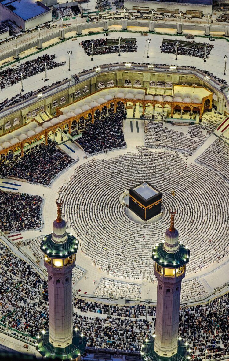 Pemandangan udara Ka'bah dikelilingi jamaah yang shalat berjamaah, ilustrasi keutamaan Hijir Ismail sebagai bagian Ka'bah