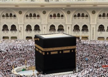 Ka'bah dikelilingi ribuan jamaah haji berpakaian ihram di Masjidil Haram, ilustrasi keutamaan hari raya Idul Adha
