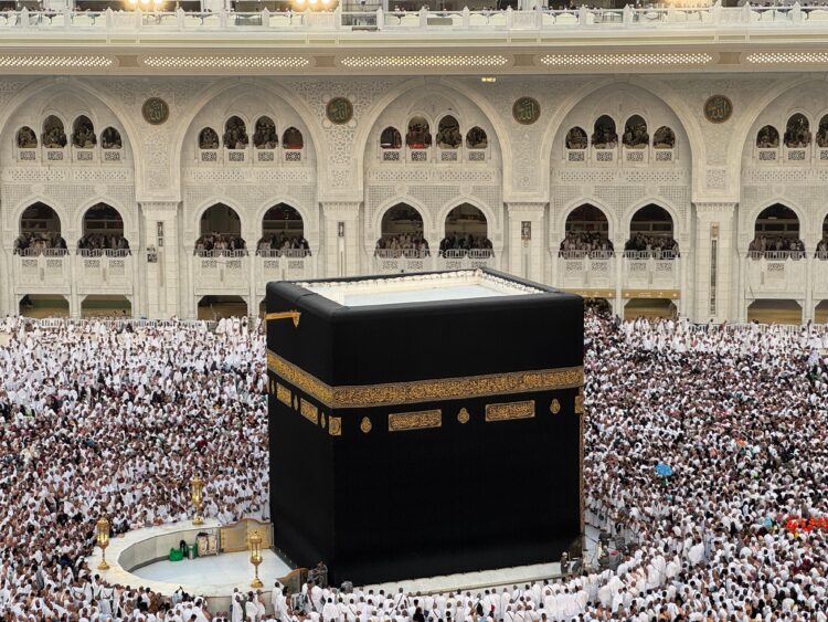 Ka'bah dikelilingi ribuan jamaah haji berpakaian ihram di Masjidil Haram, ilustrasi keutamaan hari raya Idul Adha