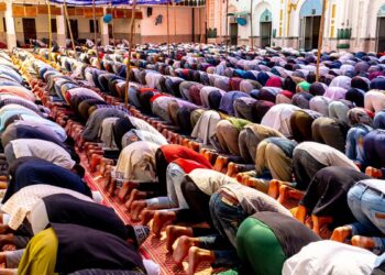 Jamaah dalam jumlah besar sujud bersama di halaman masjid, ilustrasi keutamaan shalat Idul Fitri