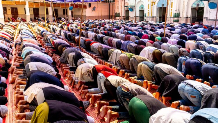 Jamaah dalam jumlah besar sujud bersama di halaman masjid, ilustrasi keutamaan shalat Idul Fitri