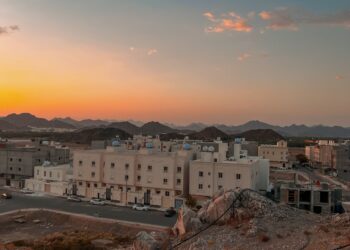 Pemandangan kota Madinah dengan latar pegunungan saat senja, ilustrasi keutamaan kota Madinah sebagai tanah haram
