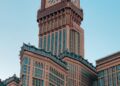 Menara jam Royal Clock Tower Makkah menjulang dengan tulisan kaligrafi Allah, ilustrasi keutamaan kota Makkah Al-Mukarramah