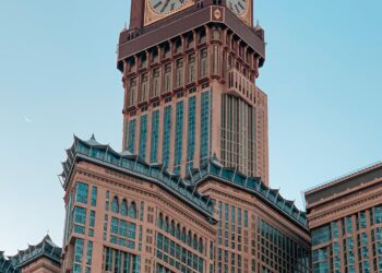 Menara jam Royal Clock Tower Makkah menjulang dengan tulisan kaligrafi Allah, ilustrasi keutamaan kota Makkah Al-Mukarramah