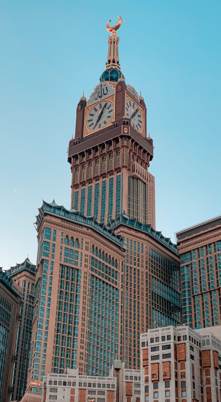 Menara jam Royal Clock Tower Makkah menjulang dengan tulisan kaligrafi Allah, ilustrasi keutamaan kota Makkah Al-Mukarramah