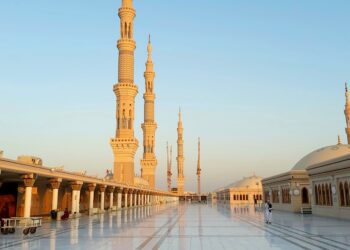 Menara-menara Masjid Nabawi di Madinah saat matahari terbit, ilustrasi keutamaan Nabi Muhammad dibanding nabi-nabi lain