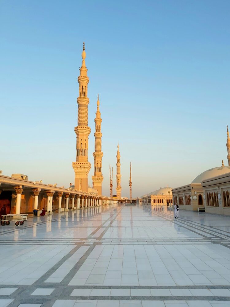 Menara-menara Masjid Nabawi di Madinah saat matahari terbit, ilustrasi keutamaan Nabi Muhammad dibanding nabi-nabi lain