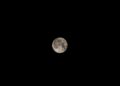 Bulan purnama bersinar terang di langit malam yang gelap, ilustrasi pembahasan malam Nisfu Sya'ban