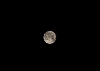 Bulan purnama bersinar terang di langit malam yang gelap, ilustrasi pembahasan malam Nisfu Sya'ban