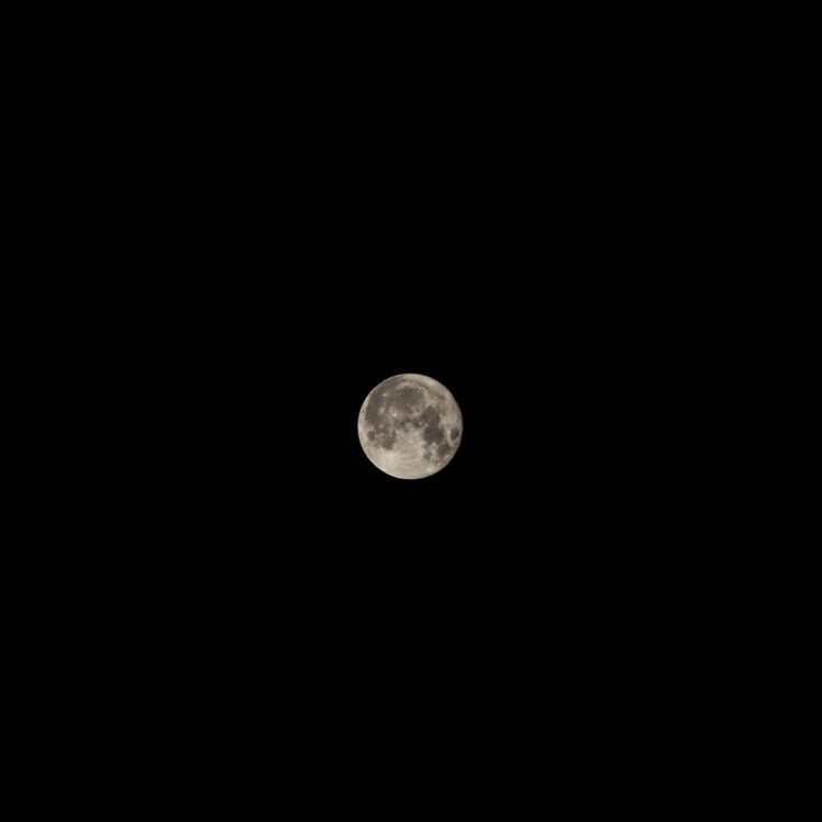 Bulan purnama bersinar terang di langit malam yang gelap, ilustrasi pembahasan malam Nisfu Sya'ban
