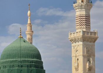 Kubah hijau dan menara Masjid Nabawi di Madinah, ilustrasi keutamaan Raudhah sebagai taman surga
