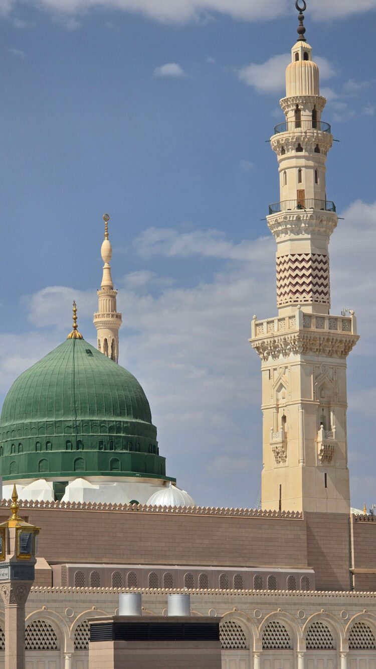 Kubah hijau dan menara Masjid Nabawi di Madinah, ilustrasi keutamaan Raudhah sebagai taman surga