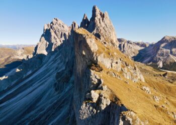Puncak-puncak gunung batu yang menjulang gagah, ilustrasi keutamaan lima rasul Ulul Azmi dan keteguhan hati mereka