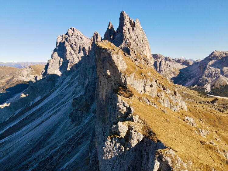 Puncak-puncak gunung batu yang menjulang gagah, ilustrasi keutamaan lima rasul Ulul Azmi dan keteguhan hati mereka