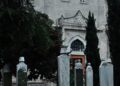 Nisan-nisan marmer bergaya Utsmaniyah di kompleks makam bersejarah, ilustrasi keutamaan ziarah kubur dalam Islam