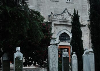 Nisan-nisan marmer bergaya Utsmaniyah di kompleks makam bersejarah, ilustrasi keutamaan ziarah kubur dalam Islam