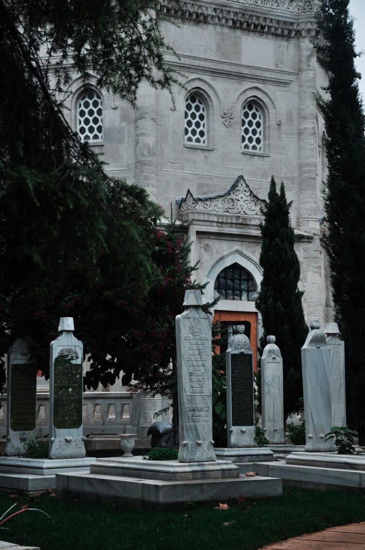 Nisan-nisan marmer bergaya Utsmaniyah di kompleks makam bersejarah, ilustrasi keutamaan ziarah kubur dalam Islam