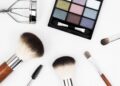 Kuas makeup, palet eyeshadow dan penjepit bulu mata, ilustrasi hukum kosmetik wajah dalam Islam