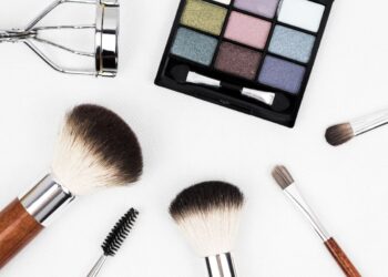 Kuas makeup, palet eyeshadow dan penjepit bulu mata, ilustrasi hukum kosmetik wajah dalam Islam
