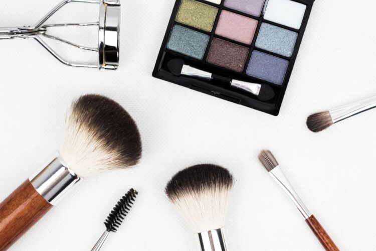 Kuas makeup, palet eyeshadow dan penjepit bulu mata, ilustrasi hukum kosmetik wajah dalam Islam